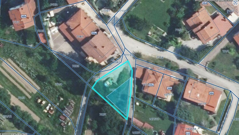 V trikotniku označena lokacija primerna za postavitev skupnega parkirišča